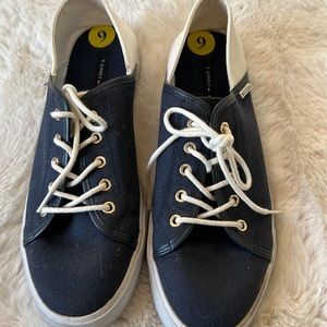 Tommy Hilfiger tennis shoes. White and blue size 9